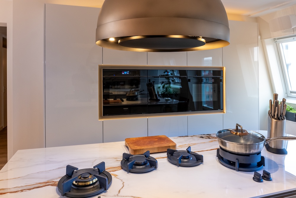 Foto Luxe leefkeuken met dubbel eiland en bronzen accenten FotoLuxe leefkeuken met dubbel eiland en bronzen accenten
